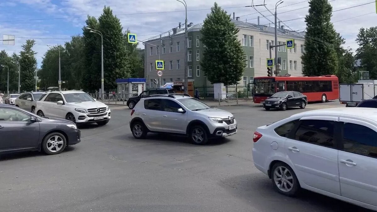     В центре Казани образовалась серьезная пробка на улице Габдуллы Тукая. Из-за столкновения двух легковых автомобилей стояли трамваи. Такую информацию Inkazan сообщили в пресс-службе МУП «Метроэлектротранс».