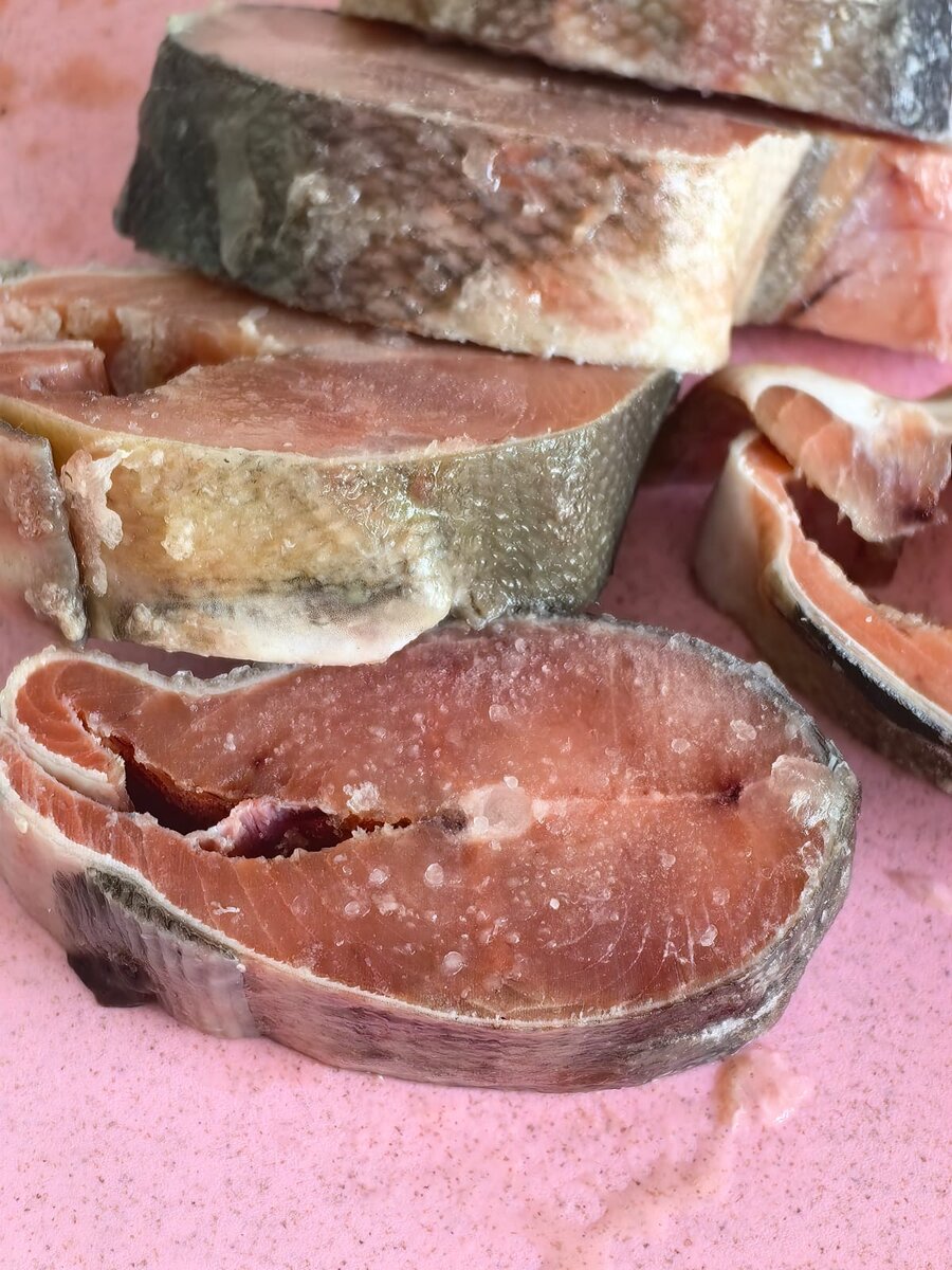 Разморозьте стейки