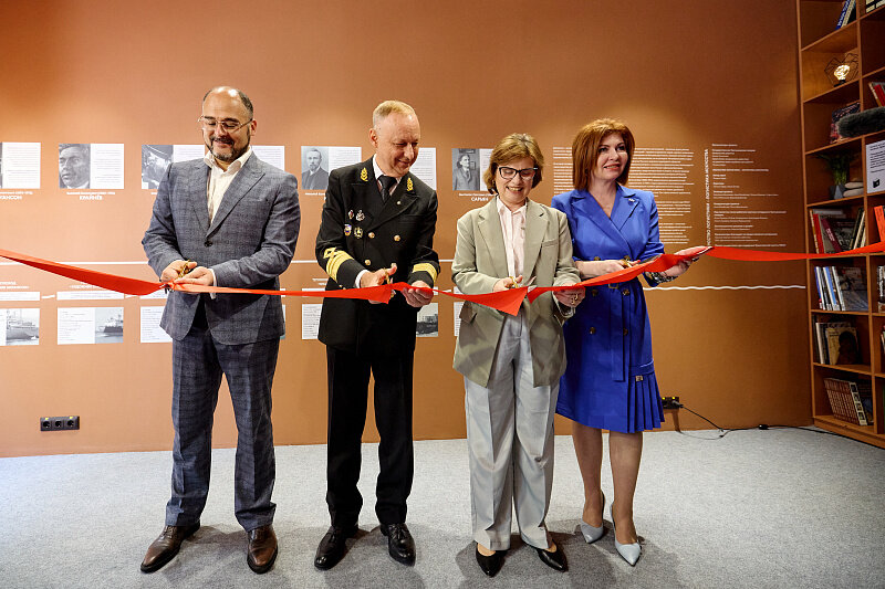 Перерезание красной ленты во время открытия общественного пространства "Третьяковки"