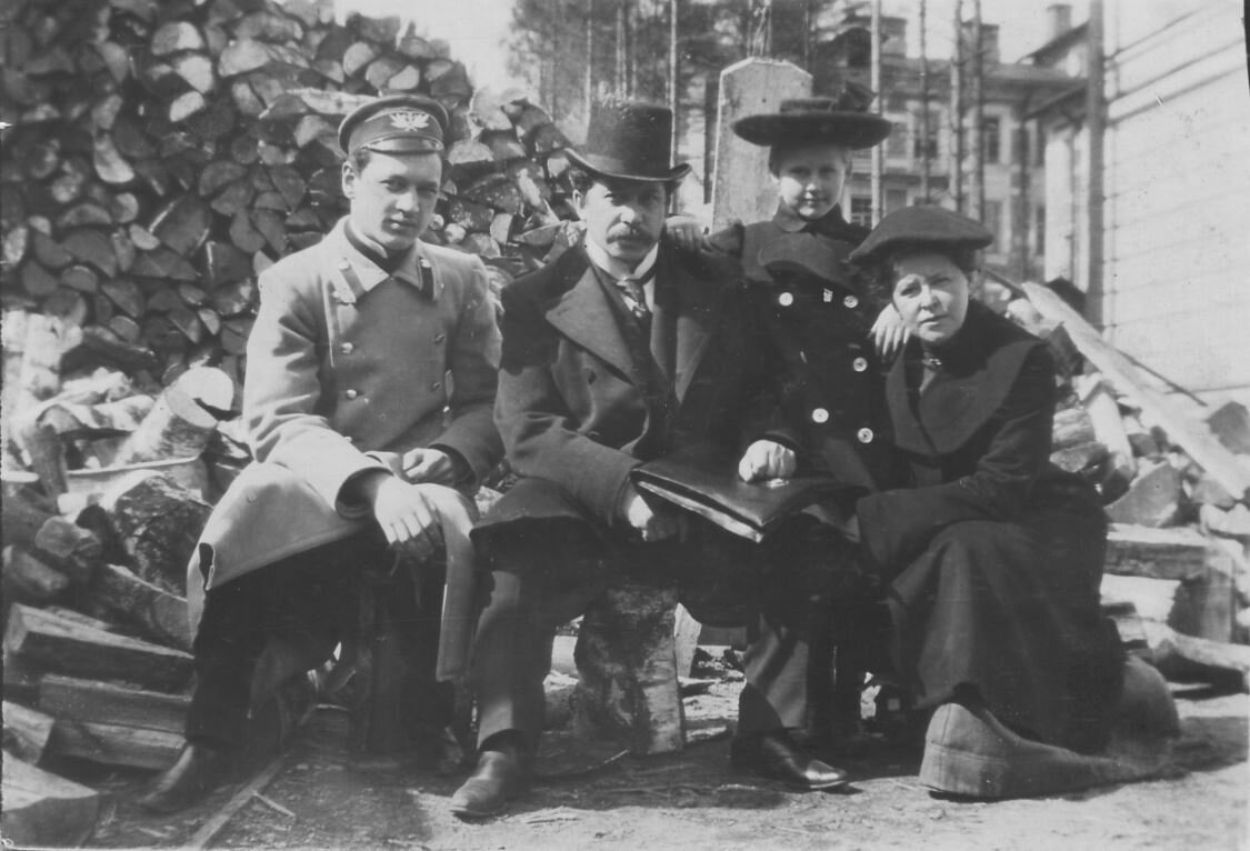 Константин Боклевский (в центре в цилиндре) с супругой и детьми во дворе профессорского дома на территории Политехнического института. 1904–1906 гг.  