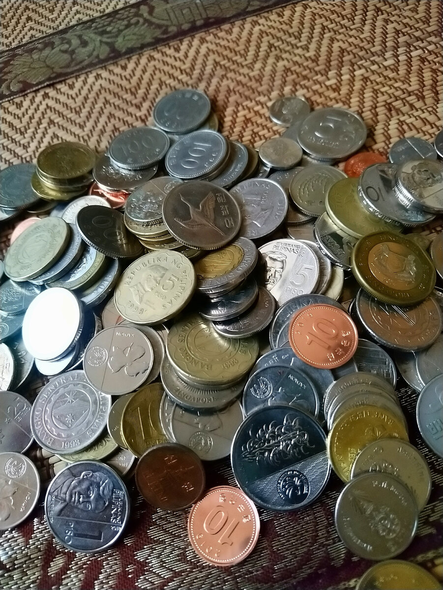 Денег как бы много, но по факту их нет. Когда копить умеешь, а тратить не научился. 