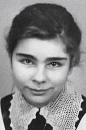 Оля. Это фото показали в передаче Леонида Каневского "Следствие вели" про народного мстителя Диму (источник: https://moskvichmag.ru/lyudi/moskovskij-detektiv-sushhestvoval-li-na-samom-dele-stroginskij-mstitel-dmitrij-danilov/)