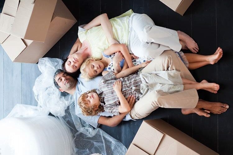 спокойствие взрослых при переезде - важный фактов в снижении уровня стресса у детей