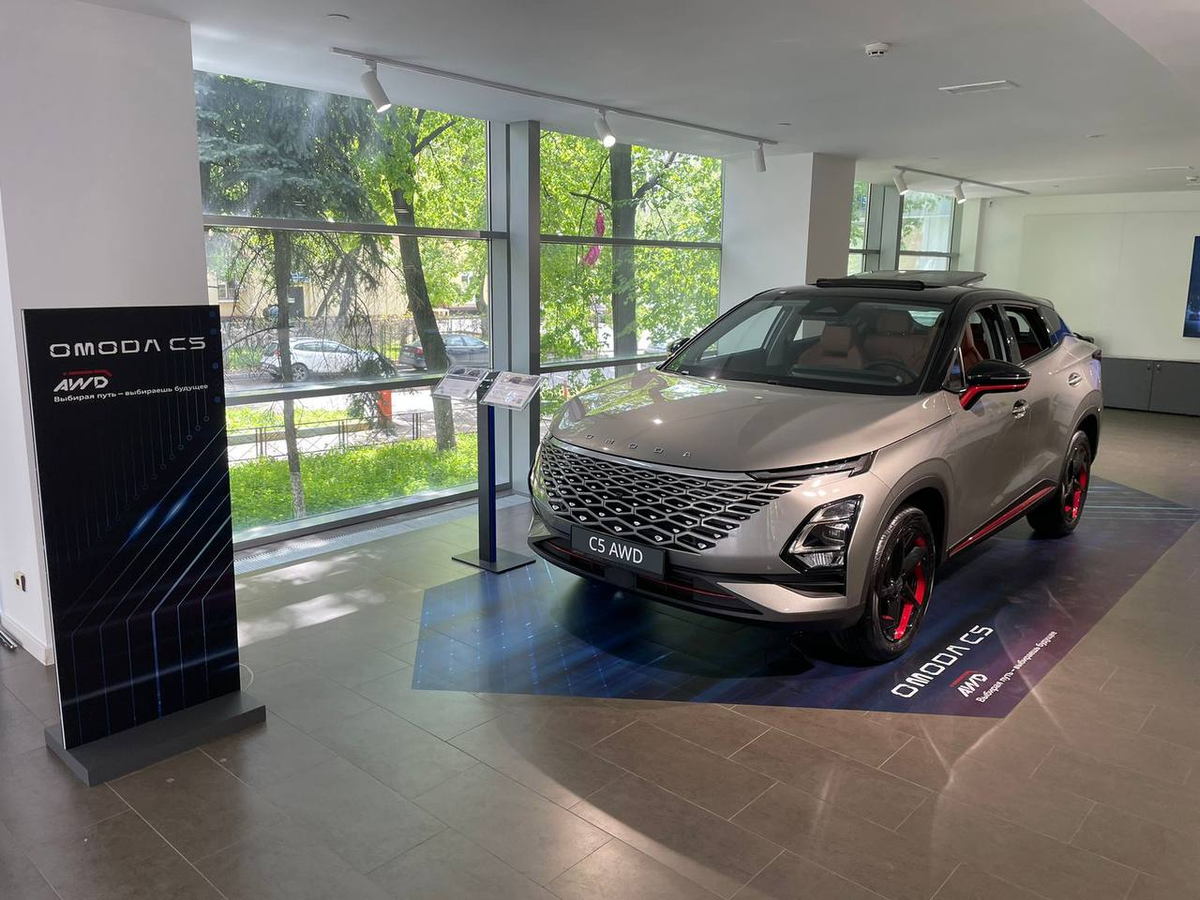 Полноприводная OMODA C5 в шоу-руме дилерского центра "Автолайт"