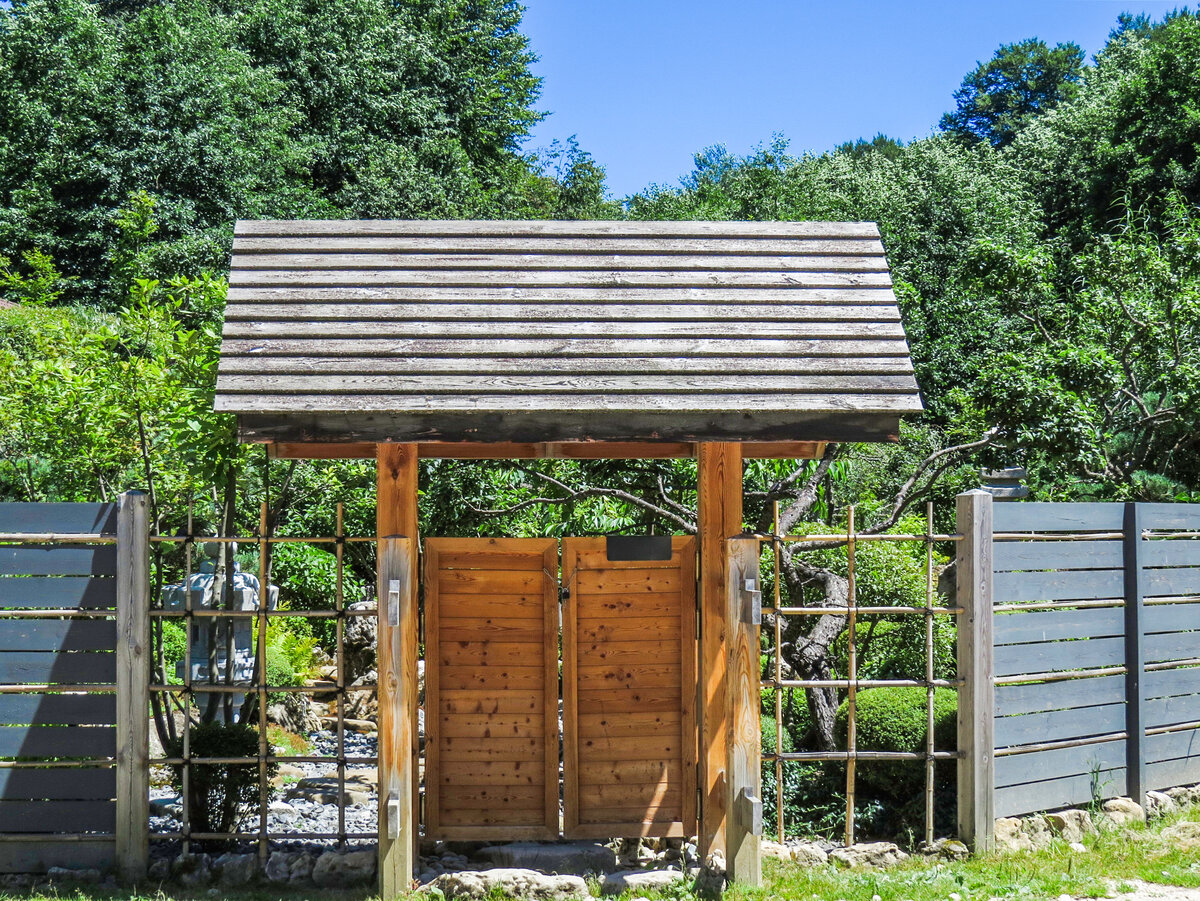 Ворота в Японский сад. Здесь и далее в статье фото автора. 29.07.23 г.