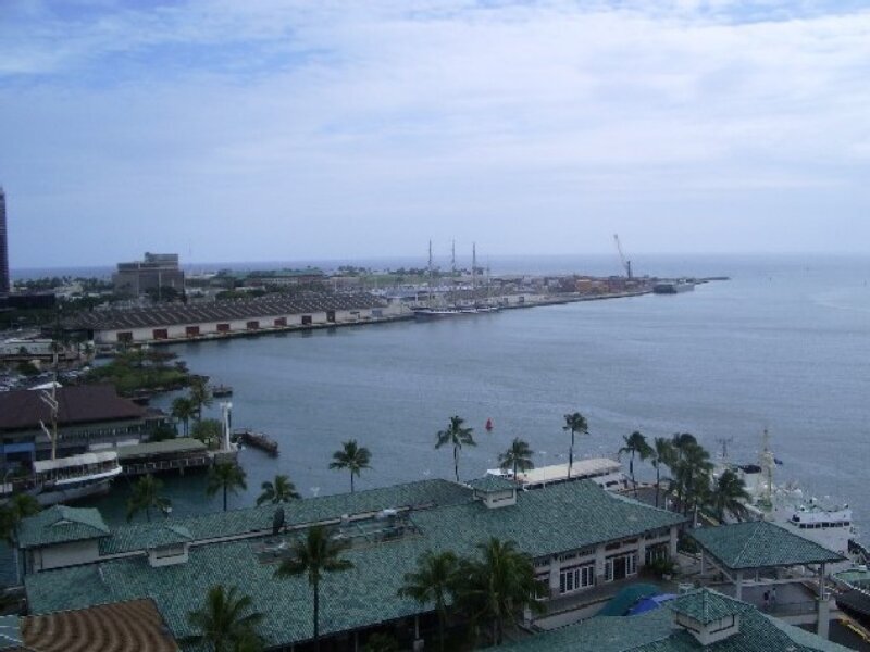 Крузенштерн в порту Гонолулу (США). Фото Калинина Вадима Сергеевича. Заметки кругосветки. http://samlib.ru/img/k/kalinin_w_s/kp/imgp0891.jpg