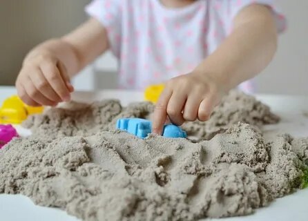 Благодаря этому песок не рассыпается, а консистенция напоминает массу, расслабляющую и приятную на ощупь
