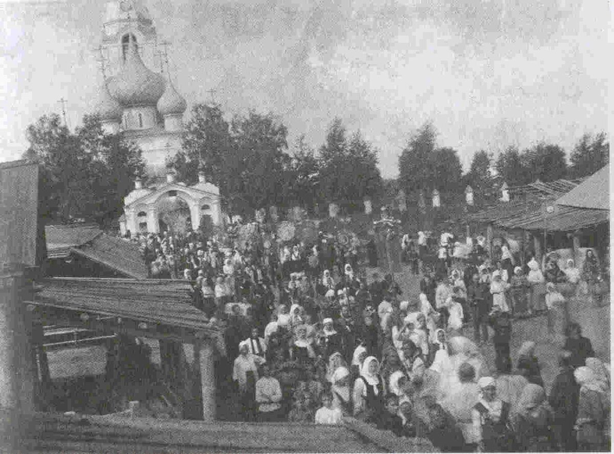 Крестный ход прихожан Спасо - Преображенской церкви села Пурех. Снимок начала XX века