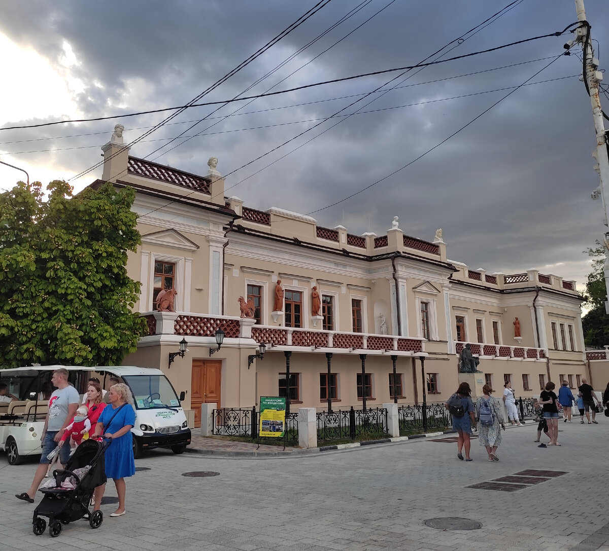 Обновленный фасад картинной галереи. 2023 год. Если присмотреться, слева на фото, за людьми стоят электрокары. Фото автора.