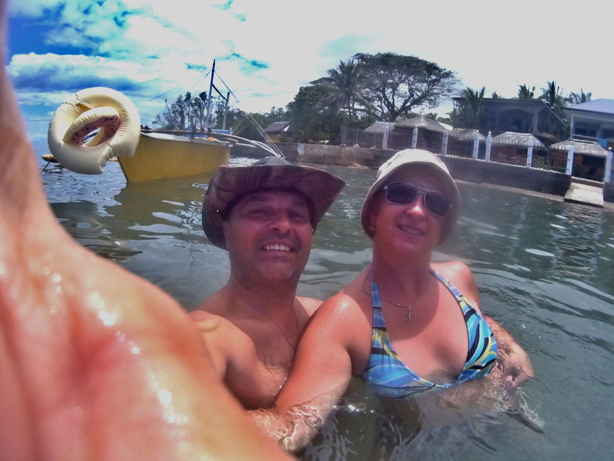 Купаемся у дома. За нами на заднем плане - комплекс бунгало, с которых мы начинали...