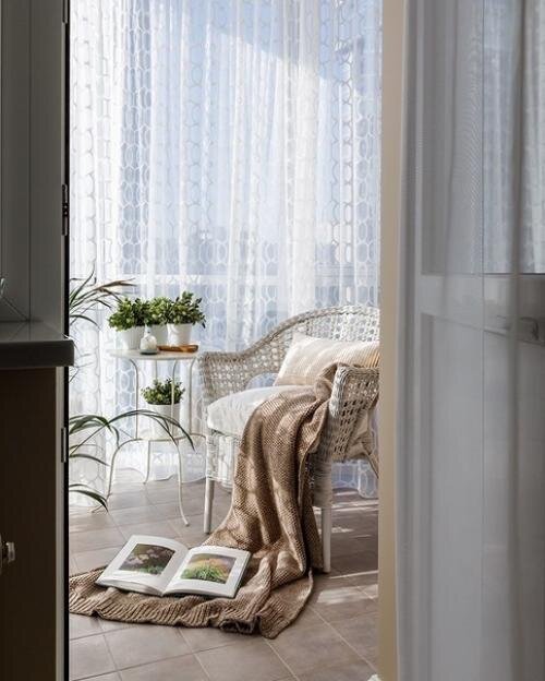 Молодая женщина приобрела эту квартиру в Краснодаре для своей мамы — женщины средних лет с изысканными вкусами. Воплотить их в жизнь взялась местная студия дизайна интерьеров — BonTon.-17