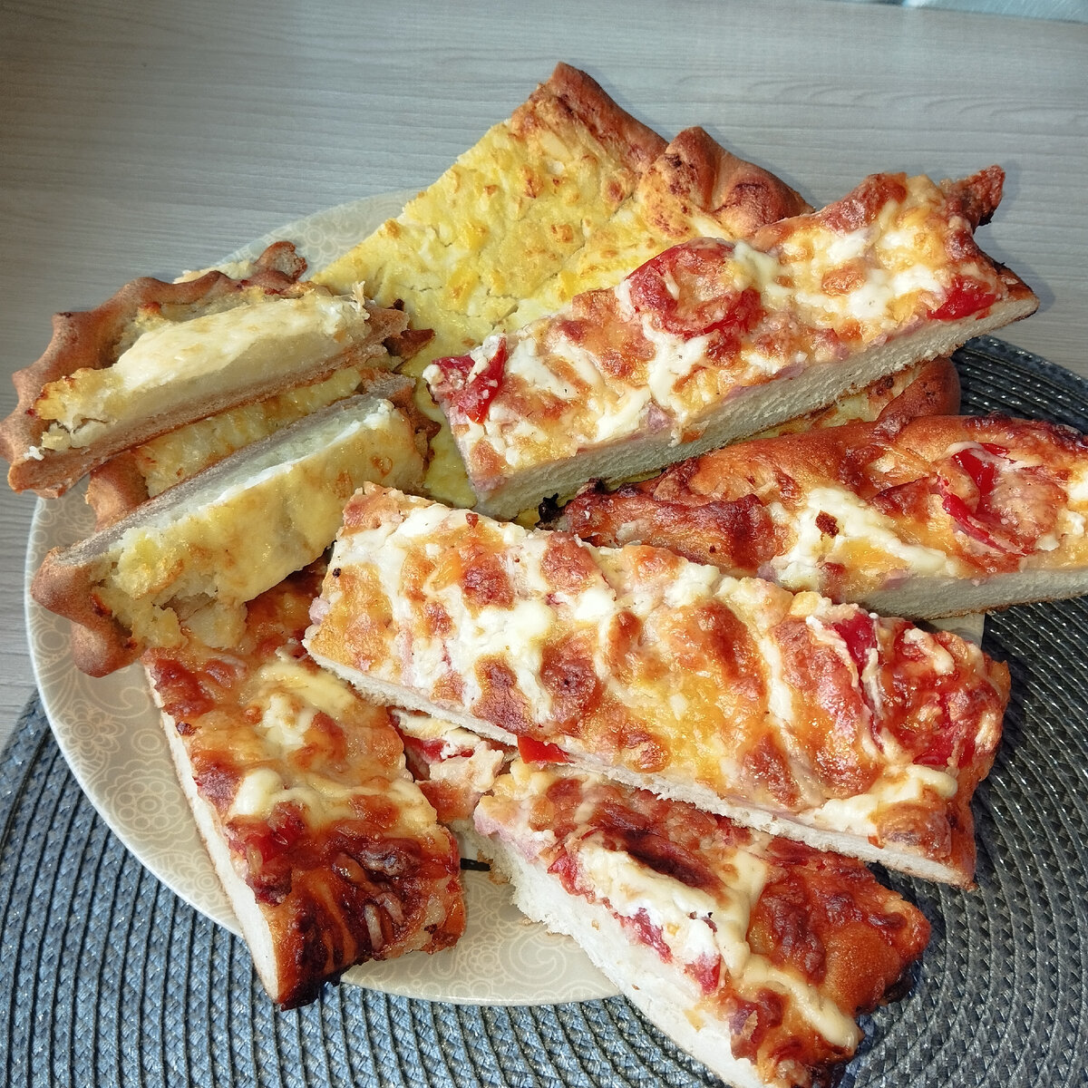 Пекла пироги не сама, купила по дороге в пекарне. Папа очень любил всякую выпечку