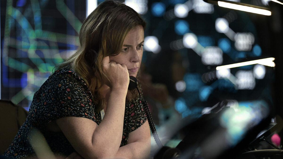 "Захваченный рейс", кадр из сериала. Ив Майлс в роли сообразительного диспетчера