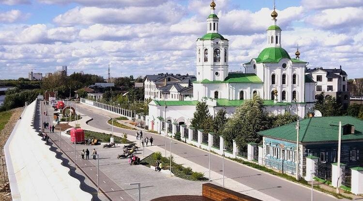 Вид на набережную с моста Влюблённых в Тюмени / Фото: Владимир Писахов