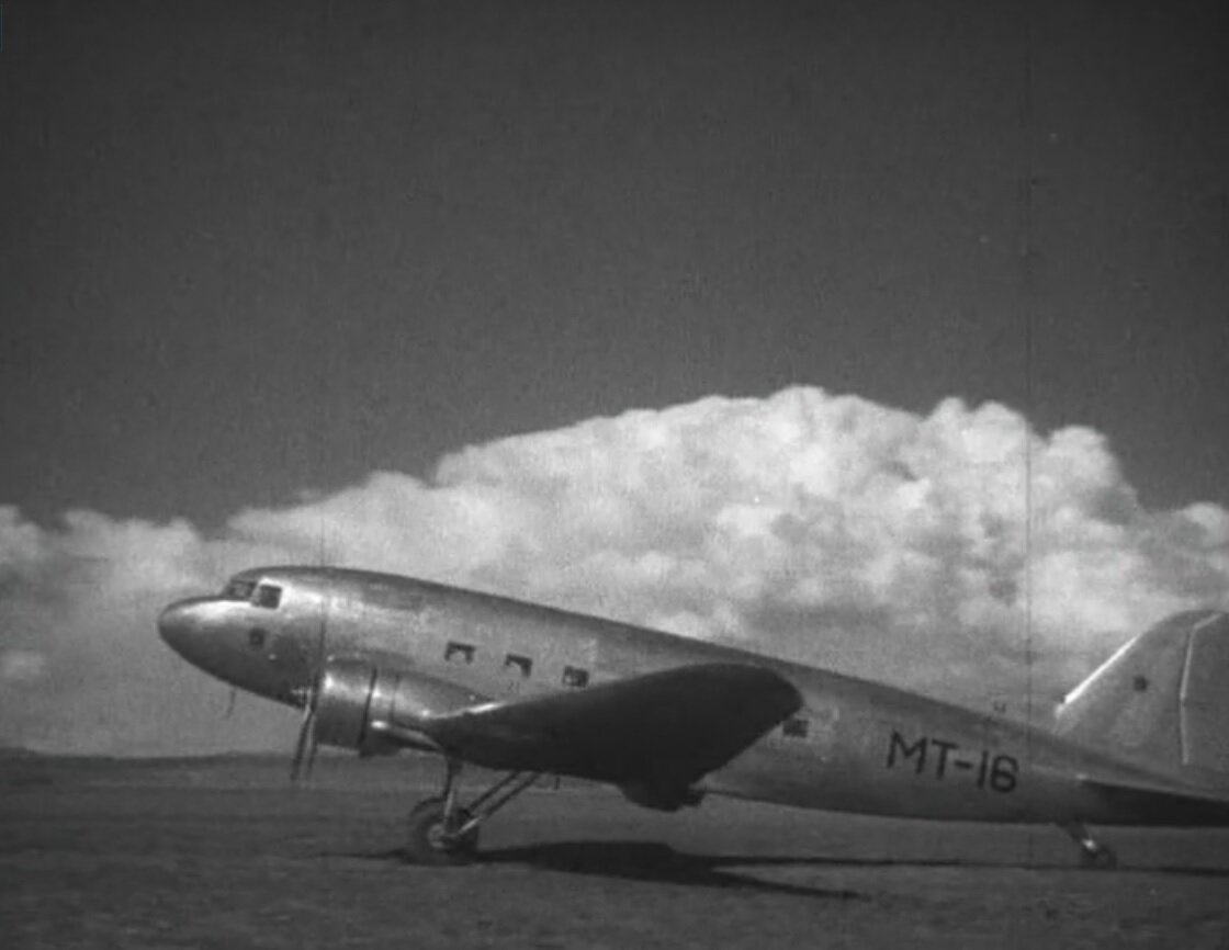 Пассажирский "Дуглас" DC-3 (ПС-84, он же Ли-2). Кадр из фильма