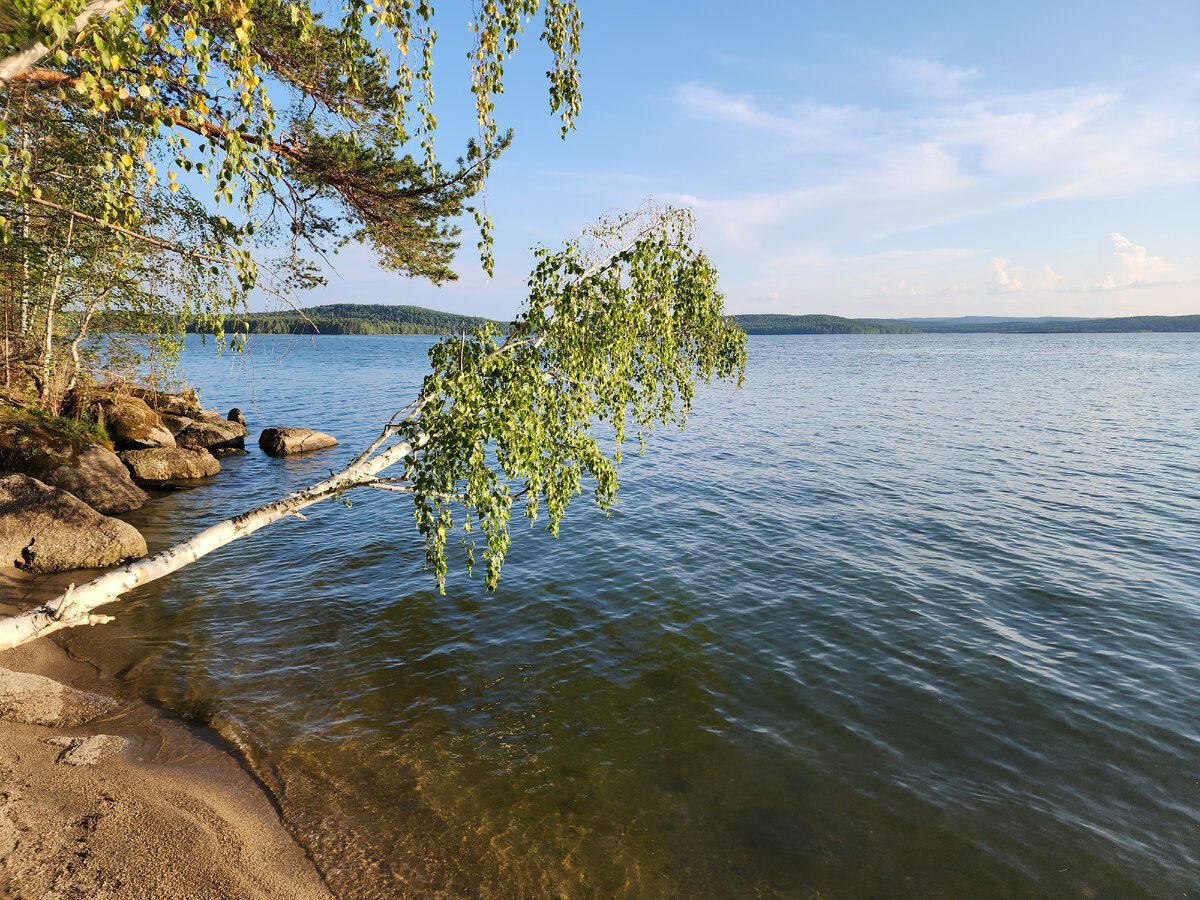 Небольшой мыс с чистой незацветшей водой