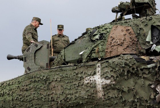    В ходе работы в зоне проведения специальной военной операции министр обороны Российской Федерации генерал армии Сергей Шойгу проверил передовой пункт управления группировки войск «Центр»