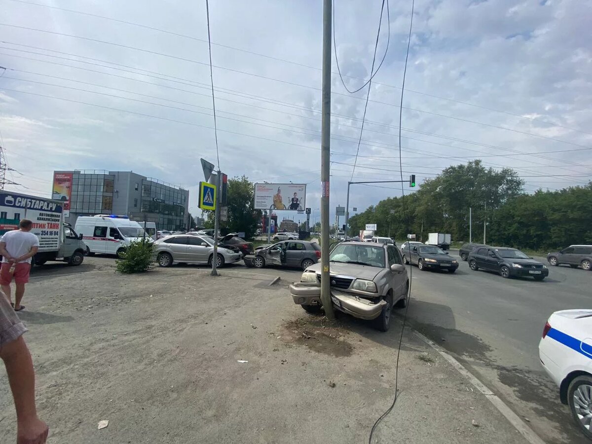 Женщина и ребенок пострадали в массовом ДТП на Гусинобродском шоссе в  Новосибирске | НДН.ИНФО | Дзен