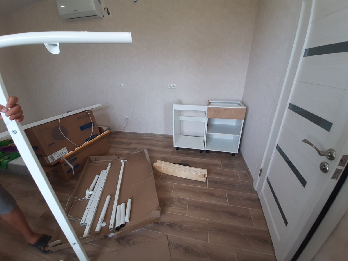 Процесс сборки кухни пошёл! Параллельно кровать собираем.