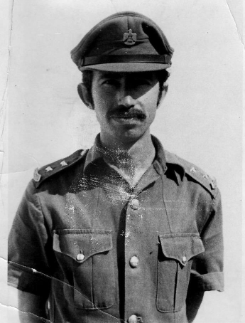 Автор в арабской военной форме.