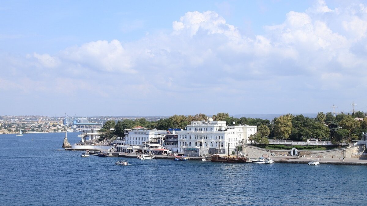     Перед этим надводный беспилотник уничтожен силами флота на большом отдалении от берега.