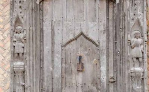 Дверь в дом, с которой ежедневно фотографируются сотни людей