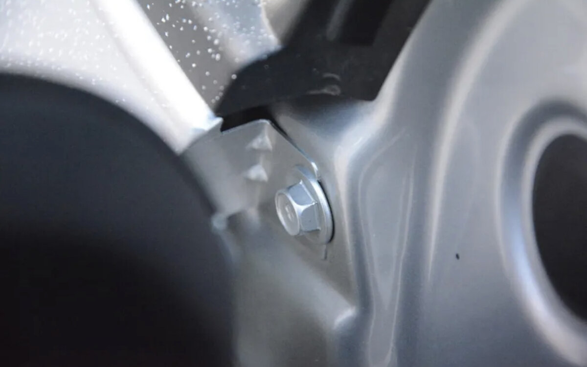 Так выглядят нетронутые болты, с заводской покраской.  
