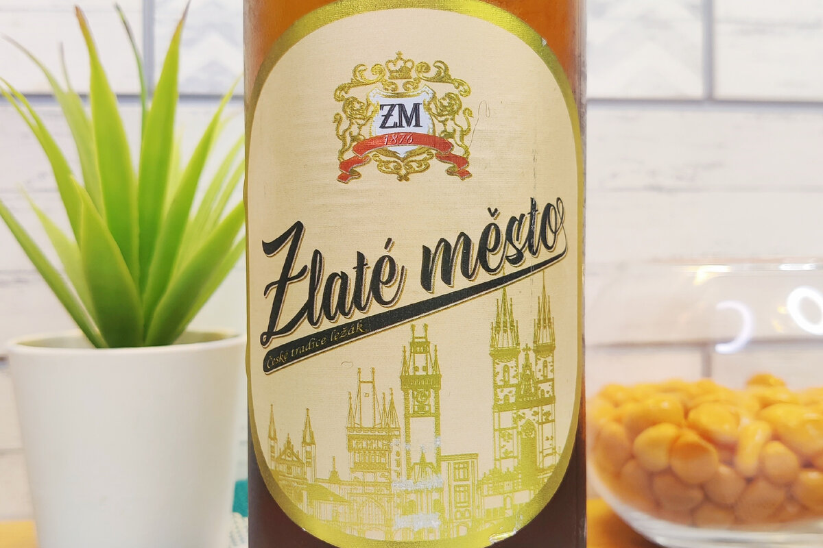Занятно, что название написано правильно. Часто у нас любят коверкать чешский) Zlaté Město переводится как Золотой Город.