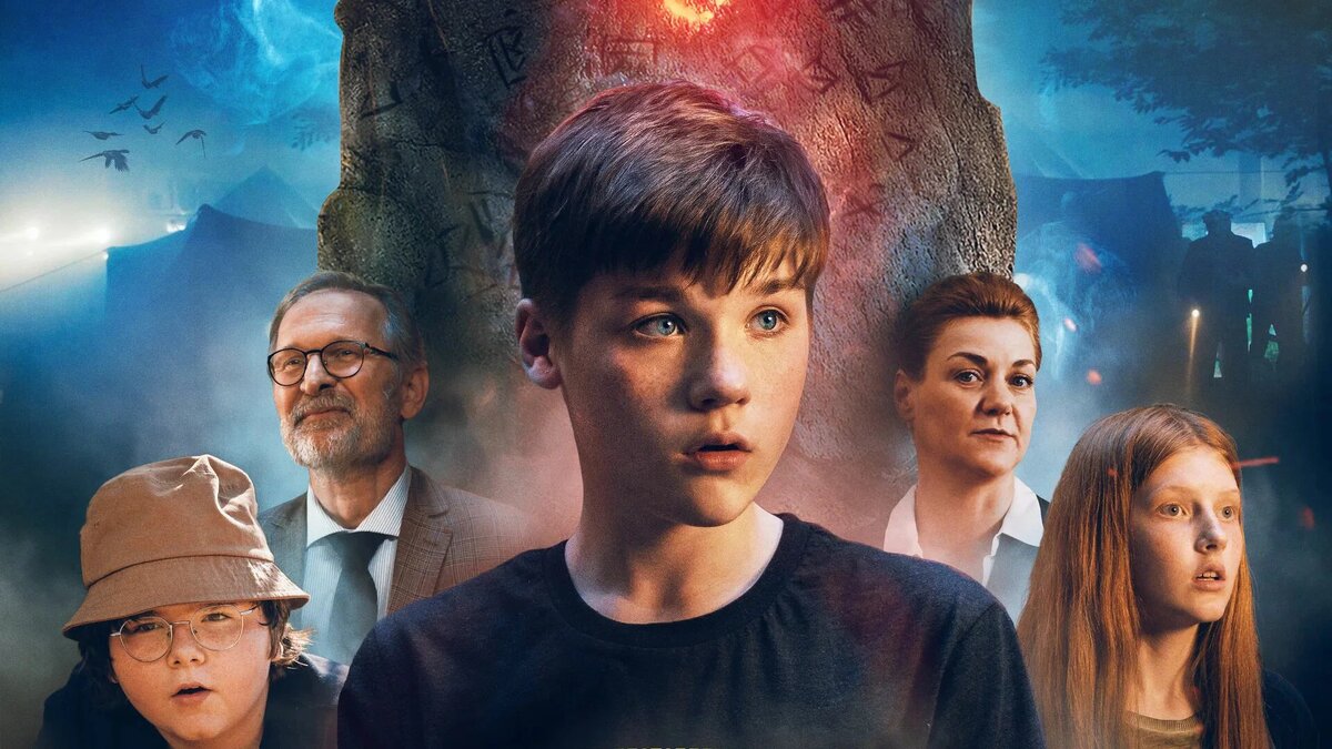 Глеб – ершистый одинокий пацан, который из-за папы-военного не особо прижился в новом классе. Типа, ему и не надо. Школьная экскурсия совершенно не по его воле сводит его с другими двумя аутсайдерами: толстячком-умником Карасевым и рыжей дылдой Зюзиной. Троицу затягивает во временную петлю, и, чтобы выбраться из нее, им придется подружиться. А для этого постепенно раскрыть друг перед другом свои жизни, проблемы и души. 
Надо признать, идея с обратным течением времени, в котором герои не встречаются с собой, а продолжают жить свою будущую жизнь, кажется весьма оригинальной. Конечно, у взрослой аудитории могут возникнуть логичные вопросы. Но сильный эмоциональный фон и постепенно раскрывающиеся персонажи легко затмевают желание копаться в сути предлагаемого мира. А на первое место встает ожидание результата и разгадка того самого календаря майя, который даже не майя, но метафора получилась отличной.