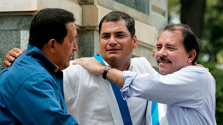 Президент Никарагуа Даниэль Ортега (справа), президент Венесуэлы Уго Чавес (слева) и президент Эквадора Рафаэль. Фото: Harold Escalona/Shutterstock