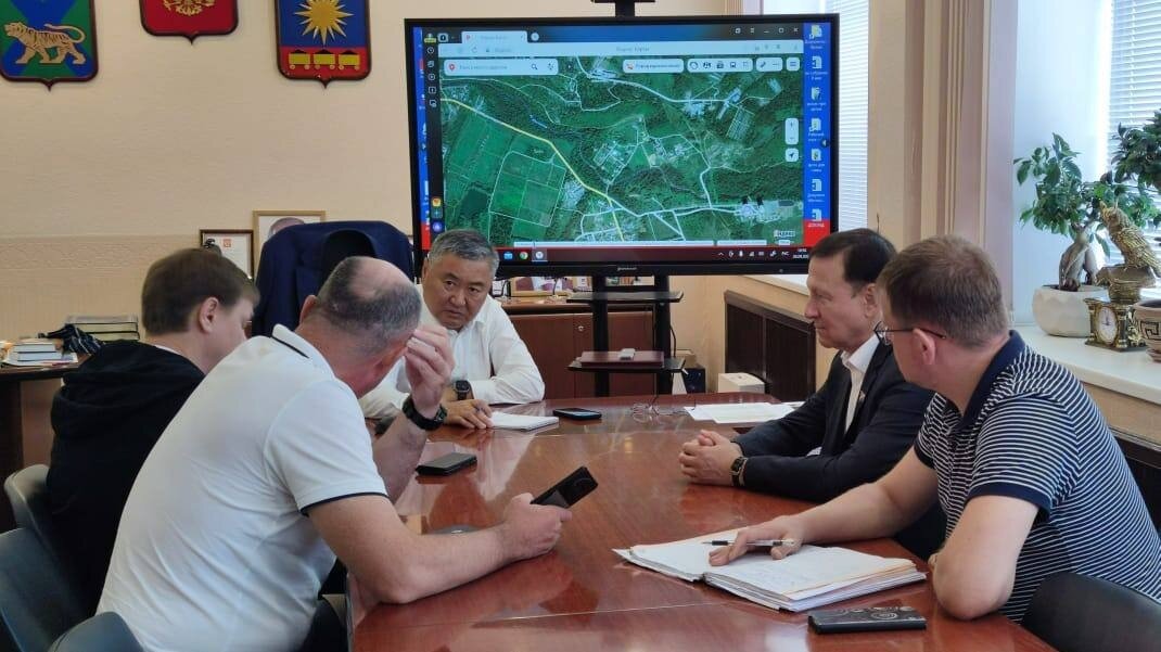     В администрации Артема прошло заседание оперативного штаба по ликвидации последствий ЧС под руководством главы Вячеслава Квона. Руководители подразделений доложили о том, что уже сделано и еще предстоит сделать по устранению последствий циклона.