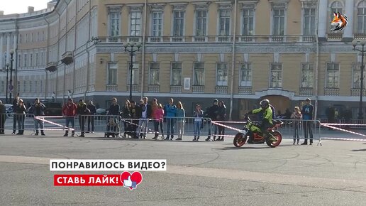 Парень прокатился без рук на заднем колесе мотоцикла по Дворцовой площади в Петербурге - настоящий трюкач