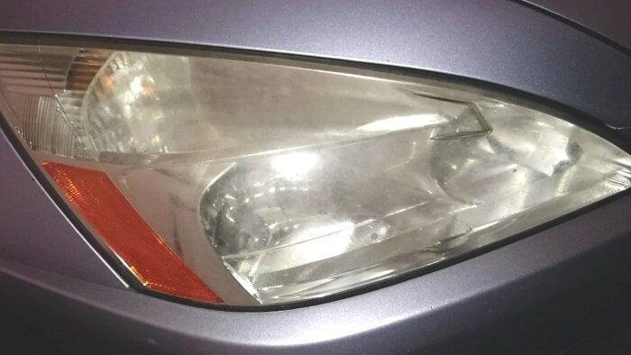 Тусклые фары/ Фото: remsteklospb.ru