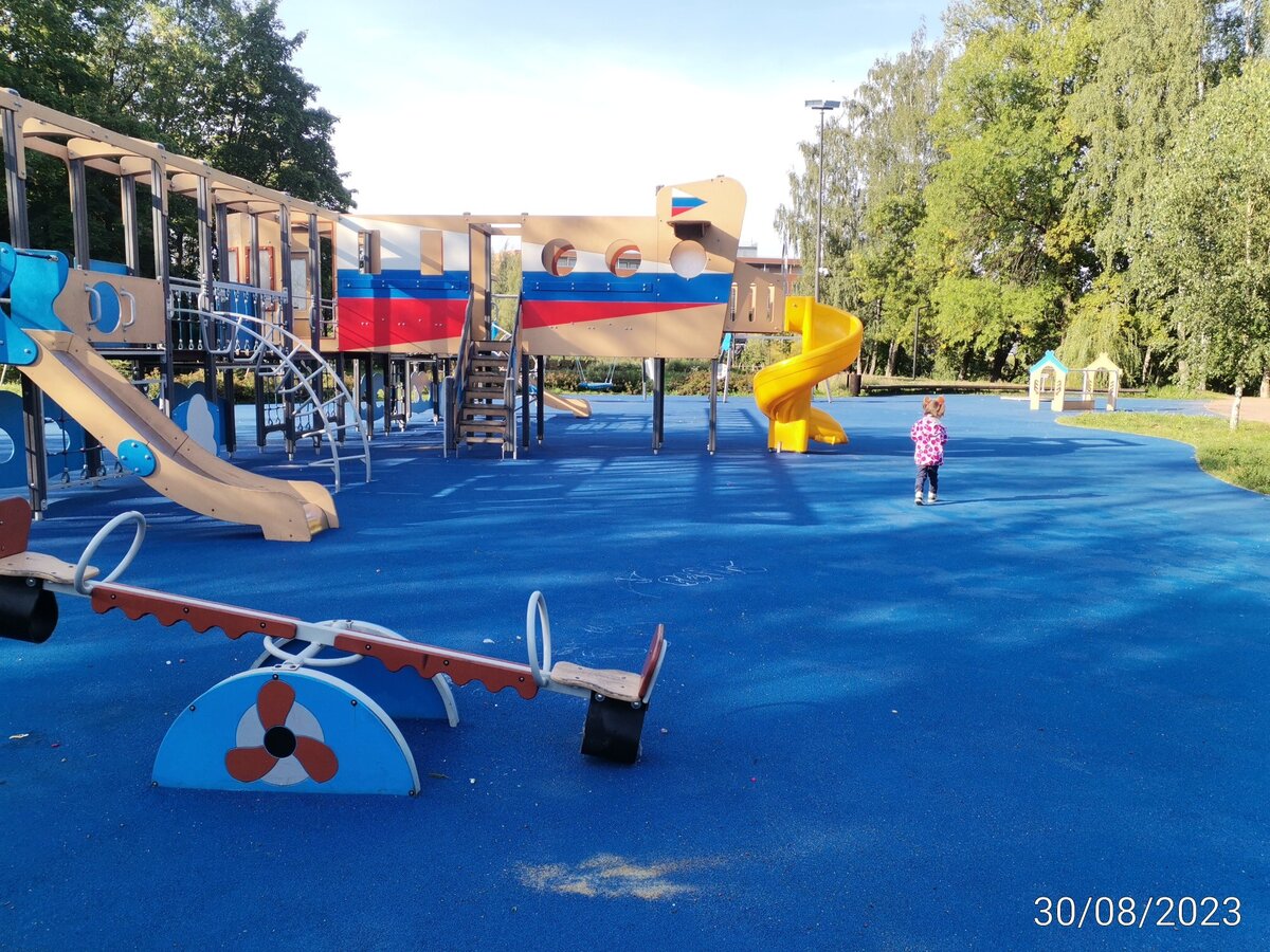 На площадке ранним будним утром