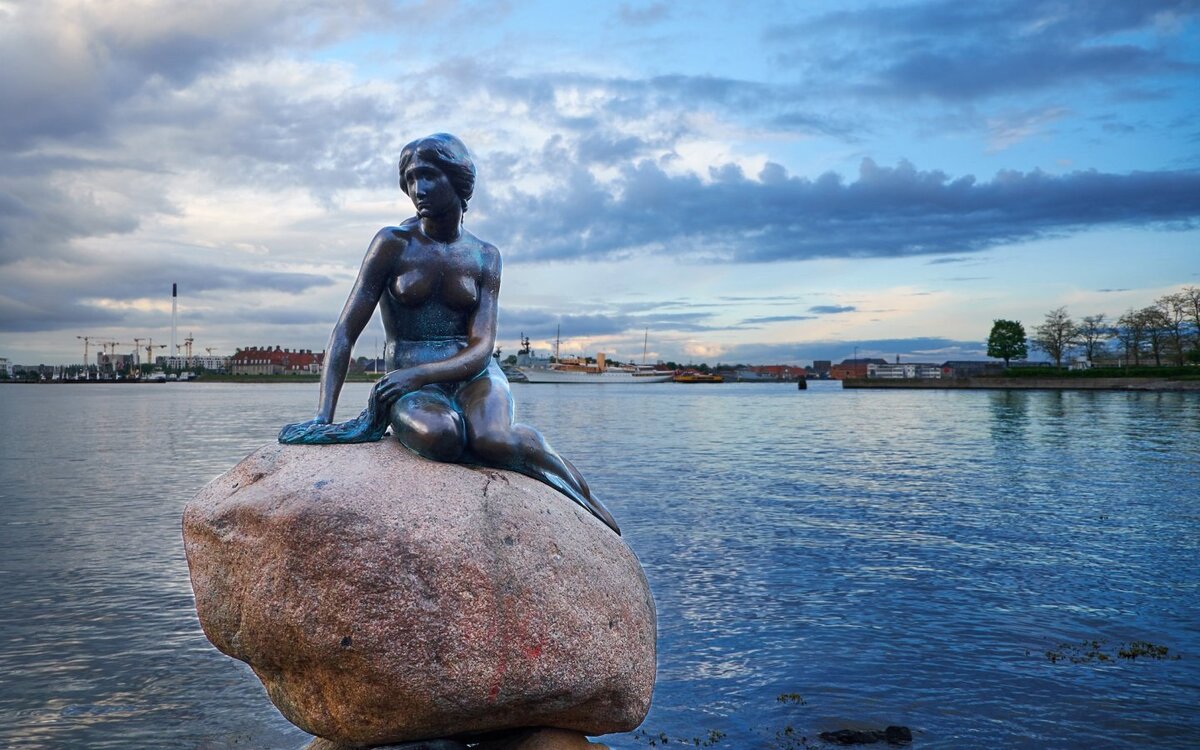 Статуя русалочки в Копенгагене наглядно демонстрирует близость непроявленного мира и нашу попытку его осознать