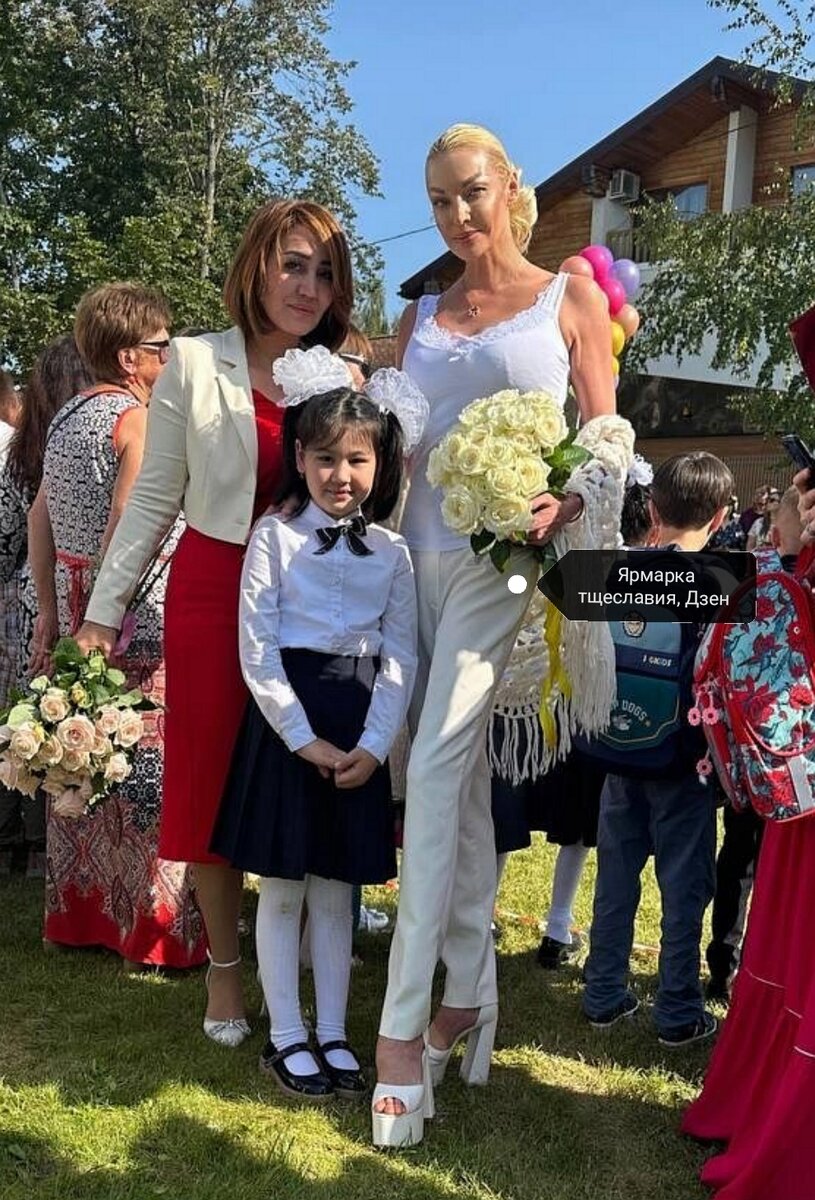 Ранее Настя не смогла попасть на выпускной к дочери, о чем сильно сокрушалась. Впрочем, для Волочковой главное повод, чтобы попиарить себя любимую.