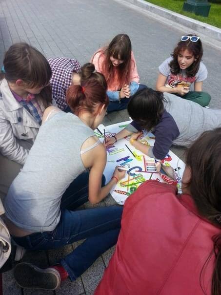 Она же, процесс создания поздравительного плаката