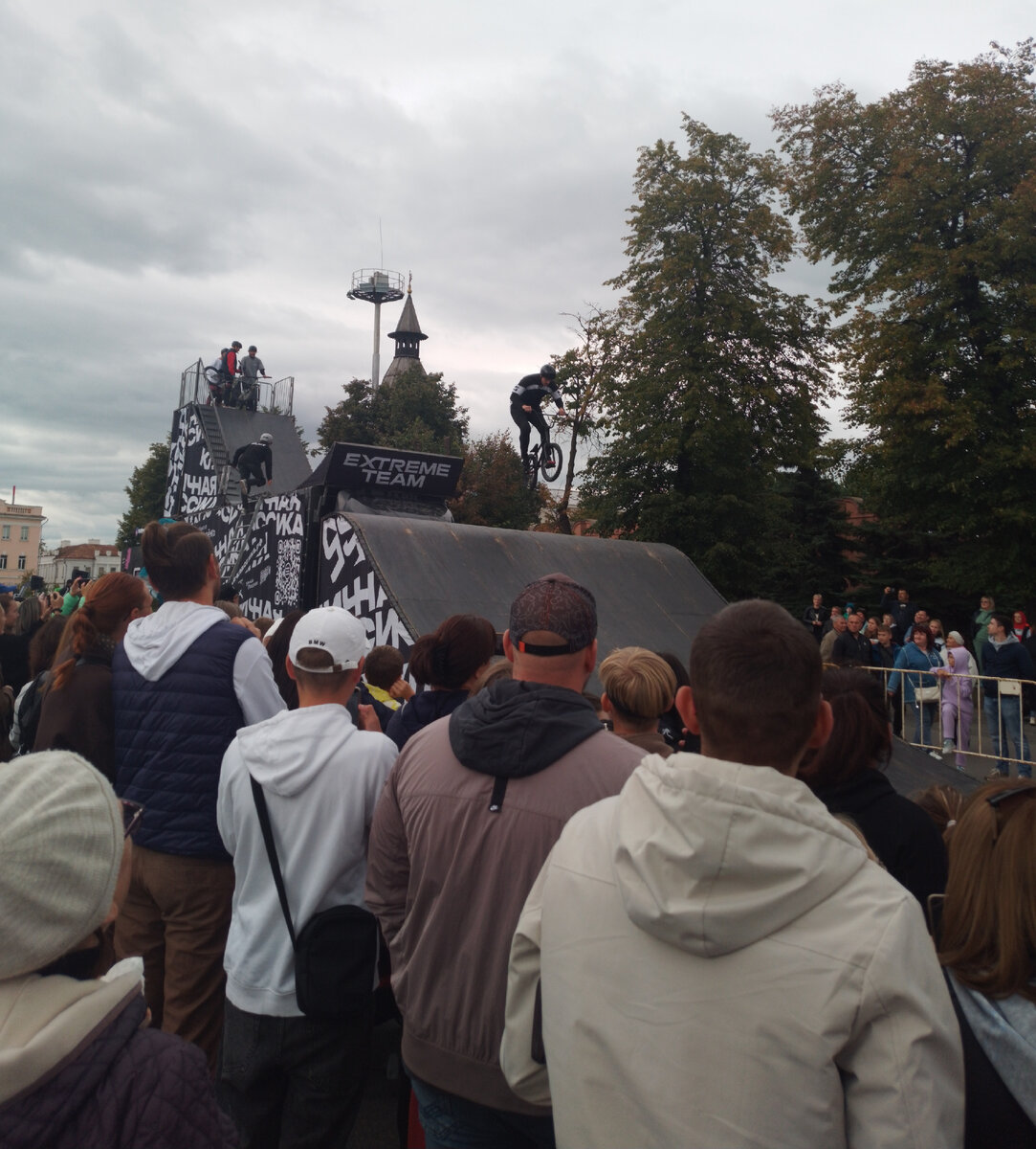 Нашему городу -877, но он  как всегда молод, красив, хорош собой, да ещё в в полном расцвете сил, радует своих жителей и гостей, историческими  памятниками, итересными музеями, замечательными...-40