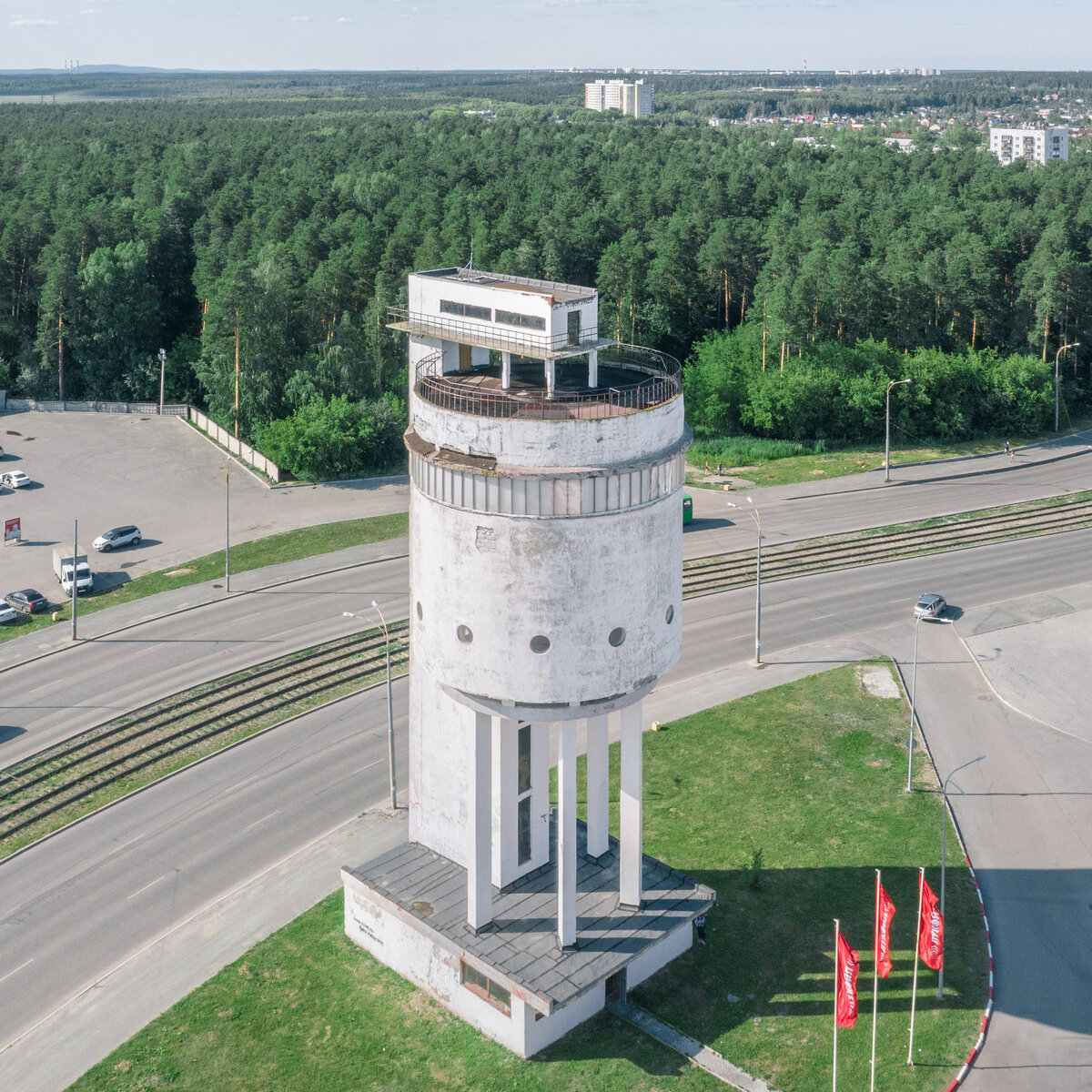 Фото из интернета. Бараки стояли у башни.