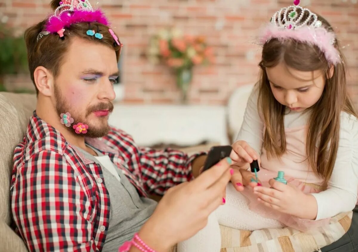 Взаимодействие с отцом помогает девочке развивать свои эмоциональные навыки и чувственность. 