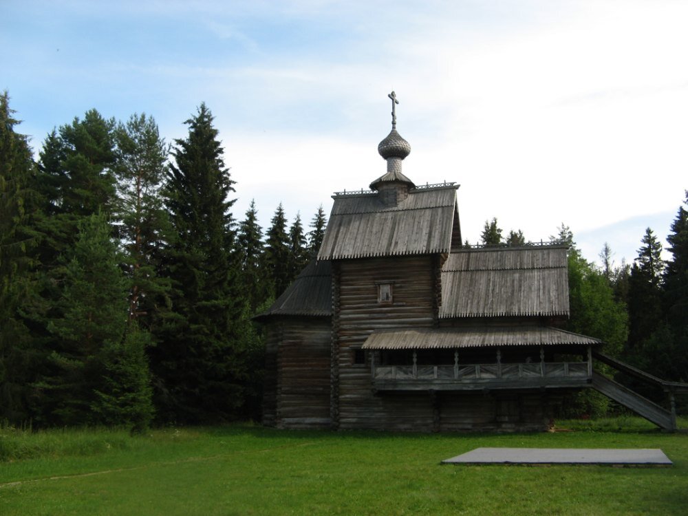 Кругом лес. Церковь Преображения (Вознесения). Постройка 1732 года.