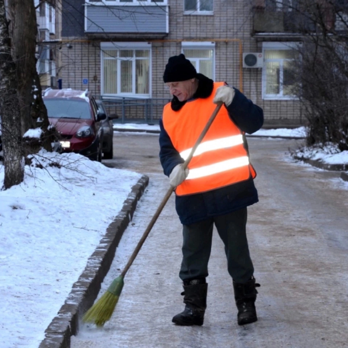 Москва дворники жилье. Требуется дворник. Сторож-дворник. Рабочий по озеленению дворник. Профессия дворник.