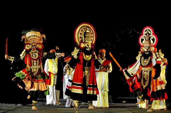 Натьяшастра рассматривает не только актерское мастерство, но и работу художников