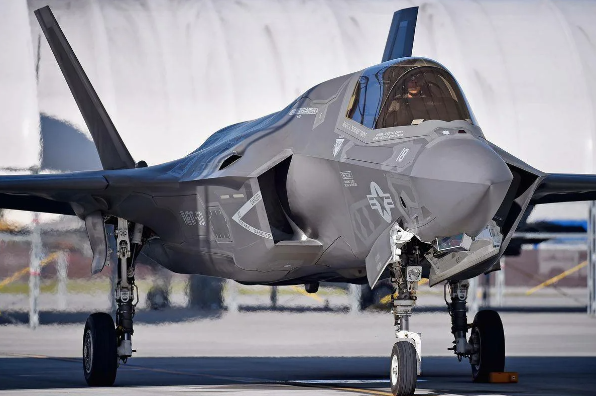 F 35 i. F-35 Lightning II. Истребитель ф 35. F 35 Lightning. Стелс f35.