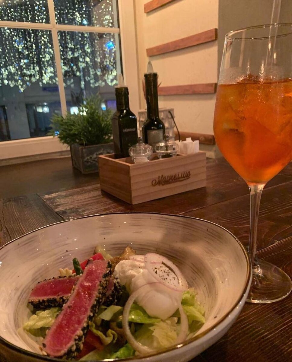 Салат нисуаз и апероль в спаггетерии Марчеллис © "Покажу Москву"