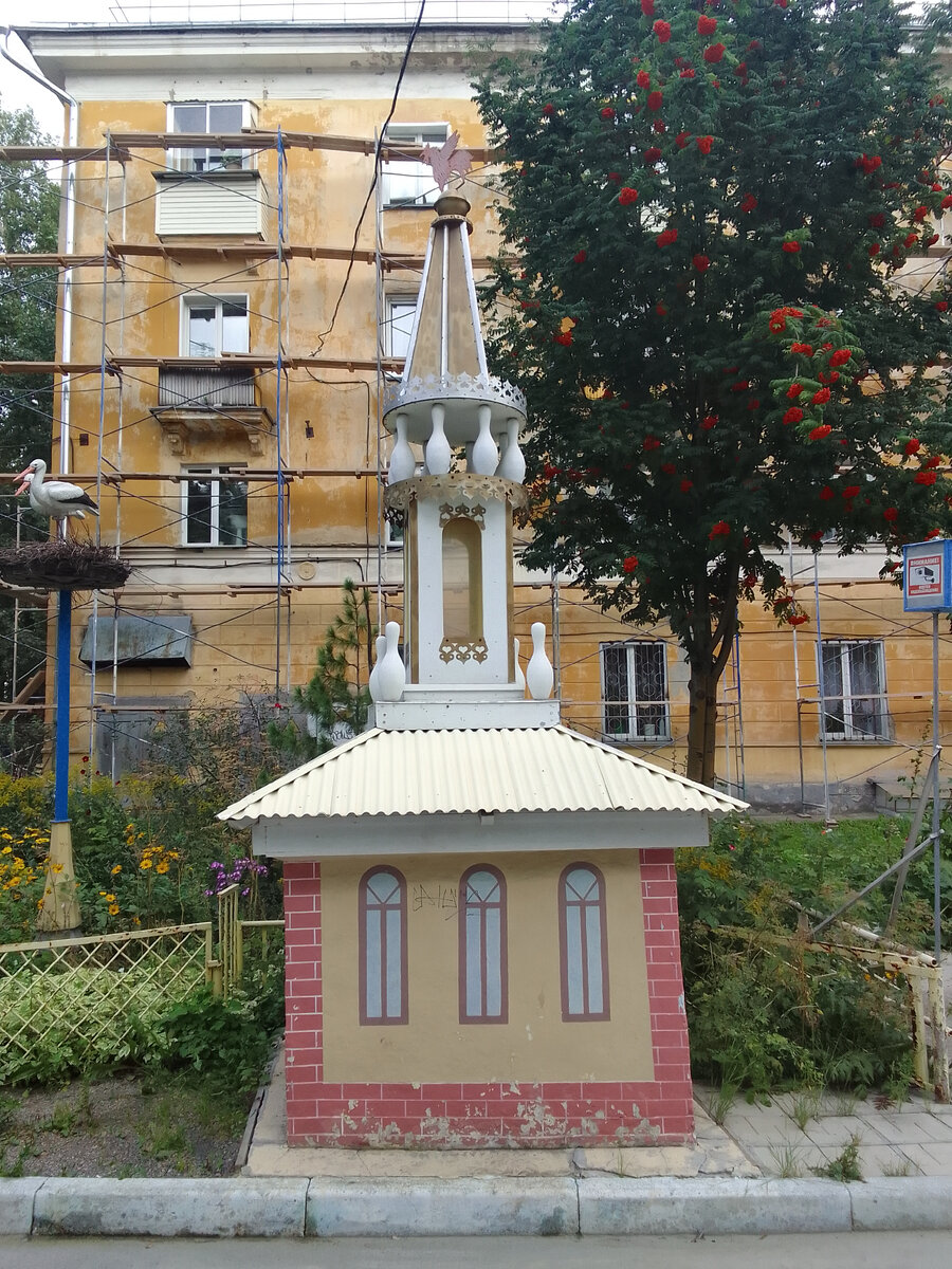 Скульптура "Терем".   ул. Б. Хмельницкого, г. Новосибирск.  Август 2023 г. Фото автора