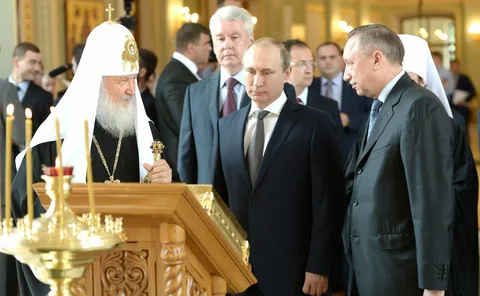 Путин в храме. Инет