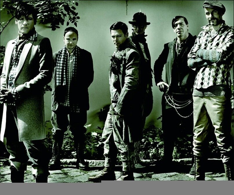 Почему бы не надеть классическое пальто с галифе и высокими "неформальными" сапогами?