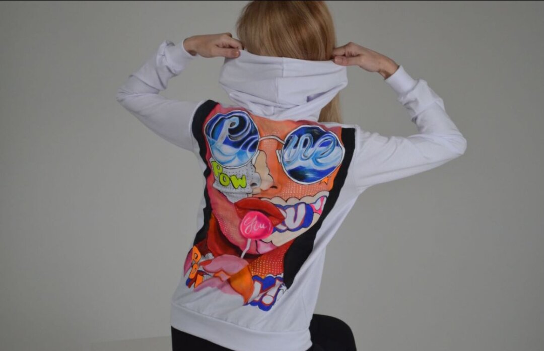Вот такая толстовка оверсайз с индивидуальным дизайном выполнена в единичном экземпляре найти эту прелесть можно на сайте ярмарка мастеров и в группе в контакте