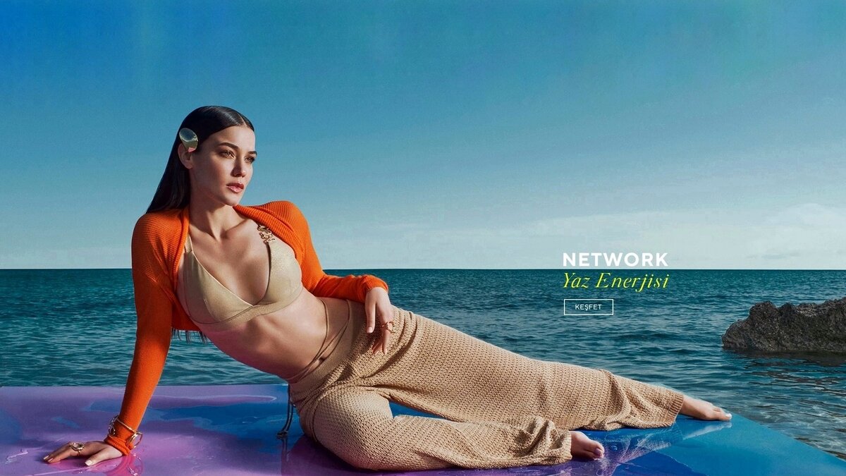 Турецкая актриса Пынар Дениз в одежде Network